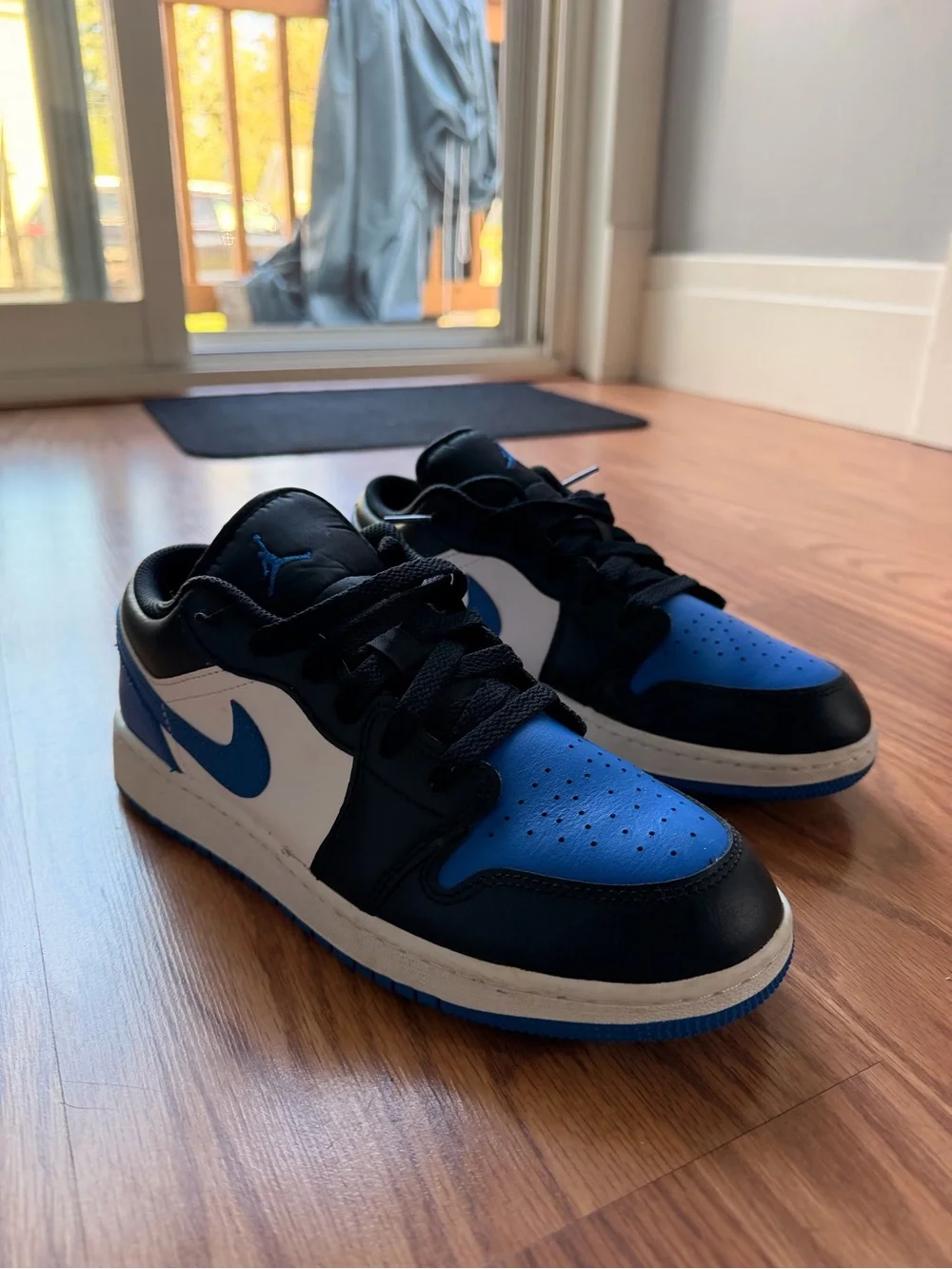 Nike Kids Black & Blue Low-Top Sneakers